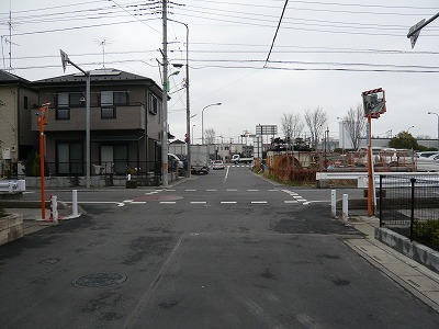 前面道路（県道松戸・草加線）