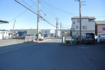 南側前面道路　奥は首都高