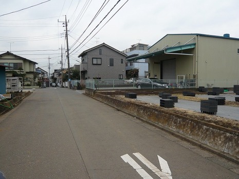 東側前面道路