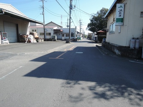 西側前面道路