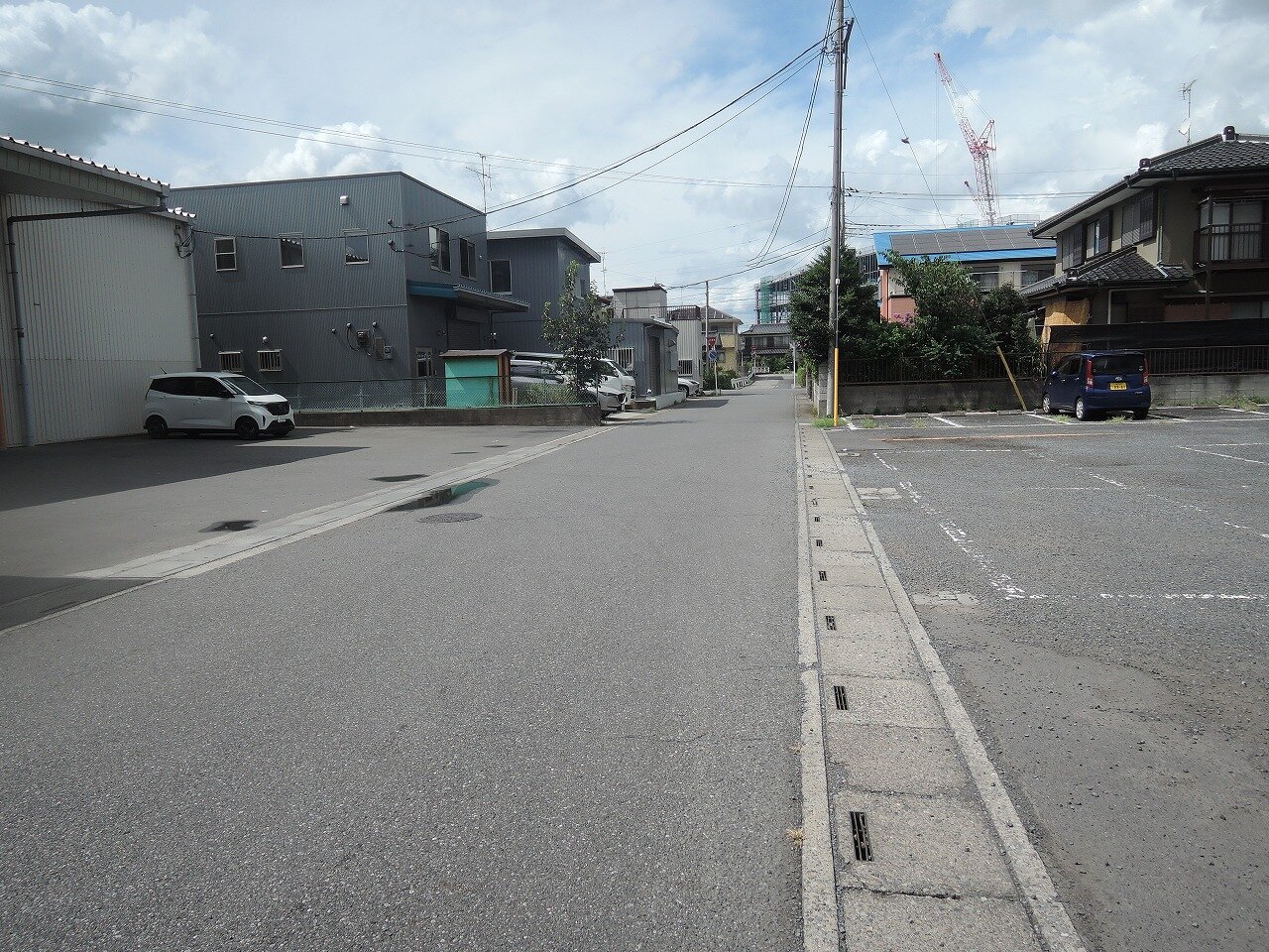 西側前面道路