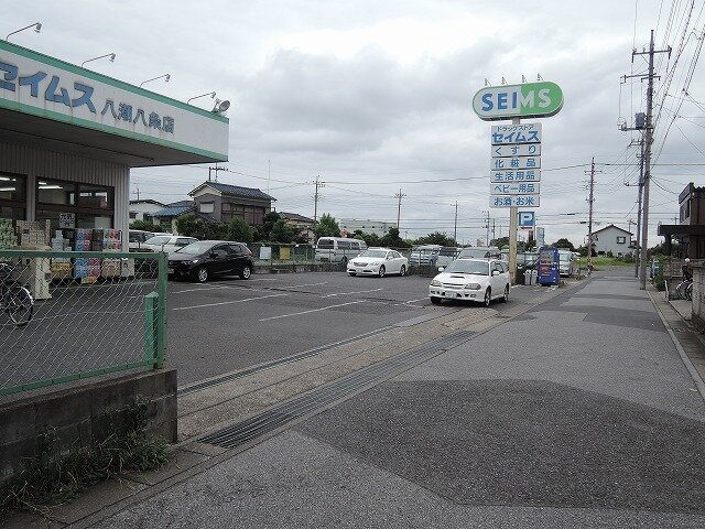 前面ヤードと東側駐車場