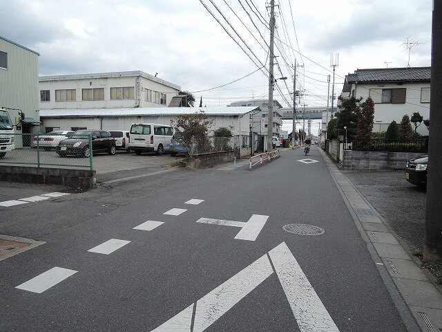 南側前面道路（奥は国道17号　新大宮バイパス）