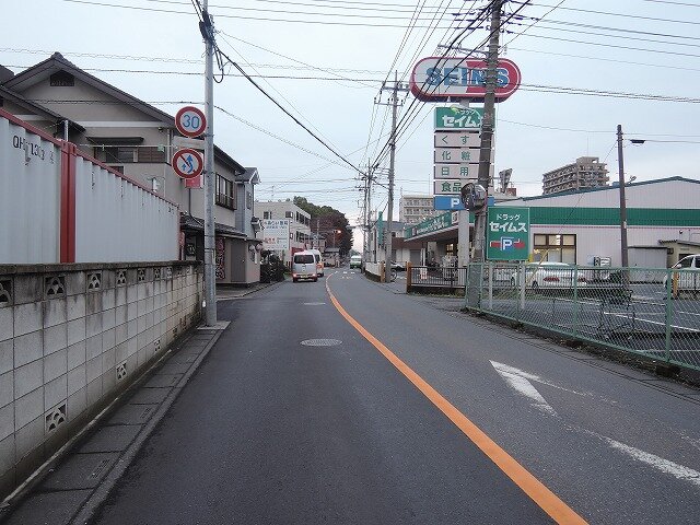 西側前面道路